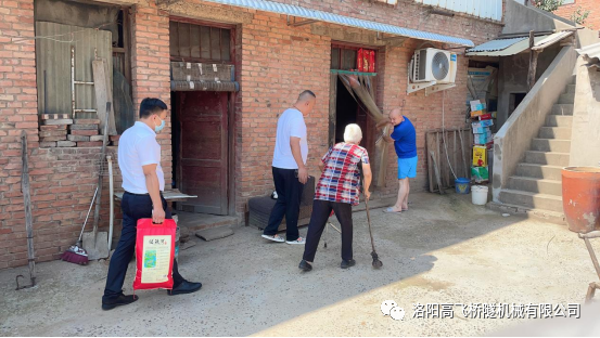 進(jìn)萬(wàn)家門(mén)、知萬(wàn)家情、解萬(wàn)家憂、聚萬(wàn)家心--人大代表訪民情